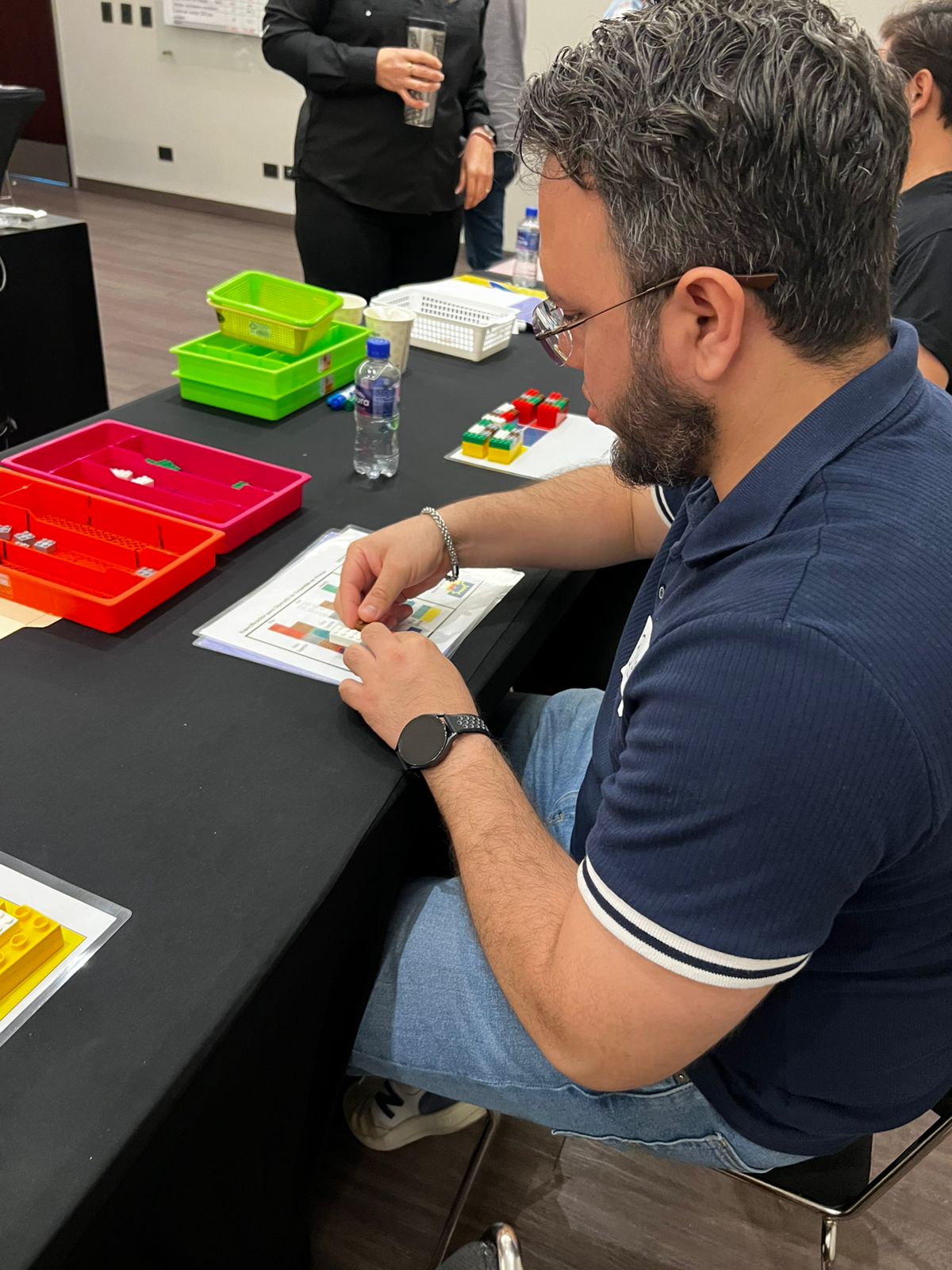 Participante trabajando con materiales de simulación Lean