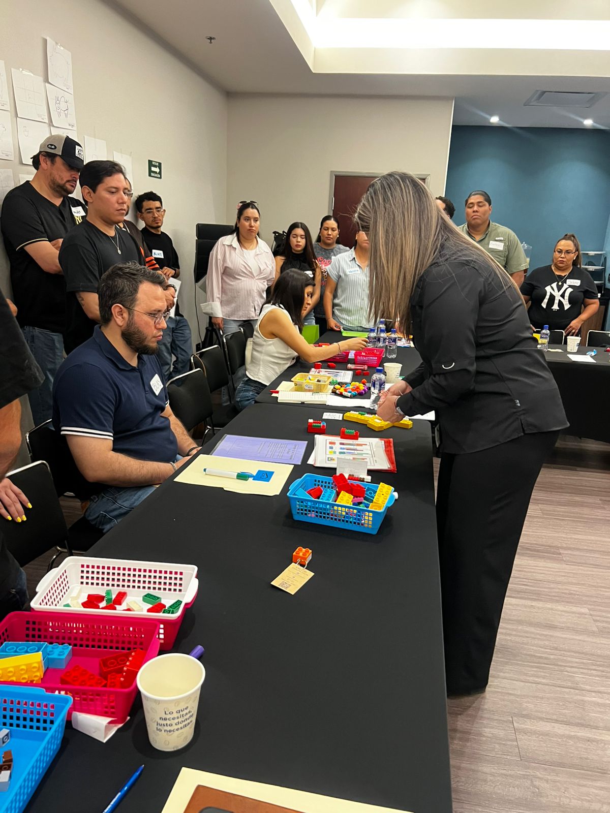 Facilitadora guiando al equipo durante una simulación