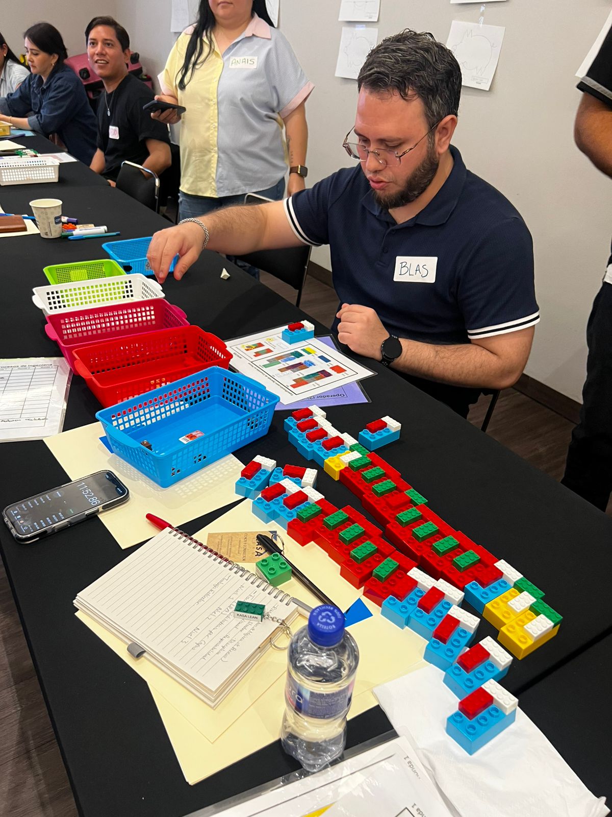 Participante construyendo una línea de producción con bloques