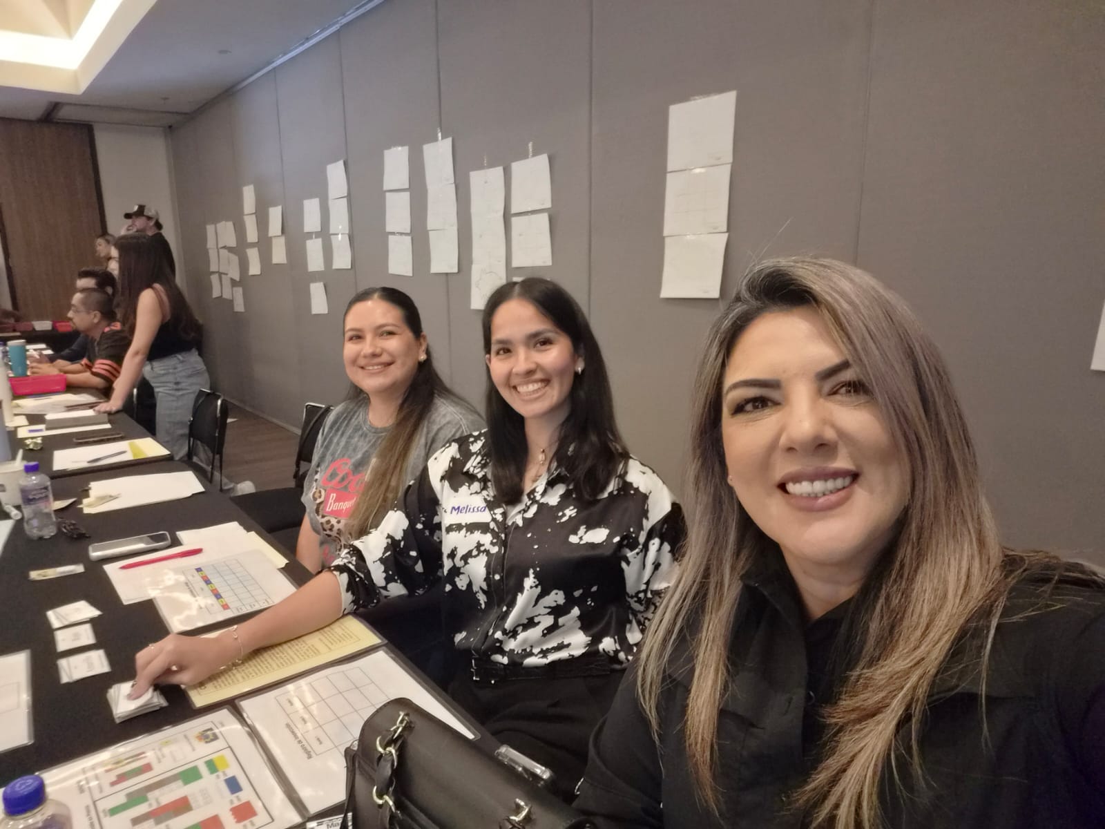 Facilitadora y participantes durante el entrenamiento