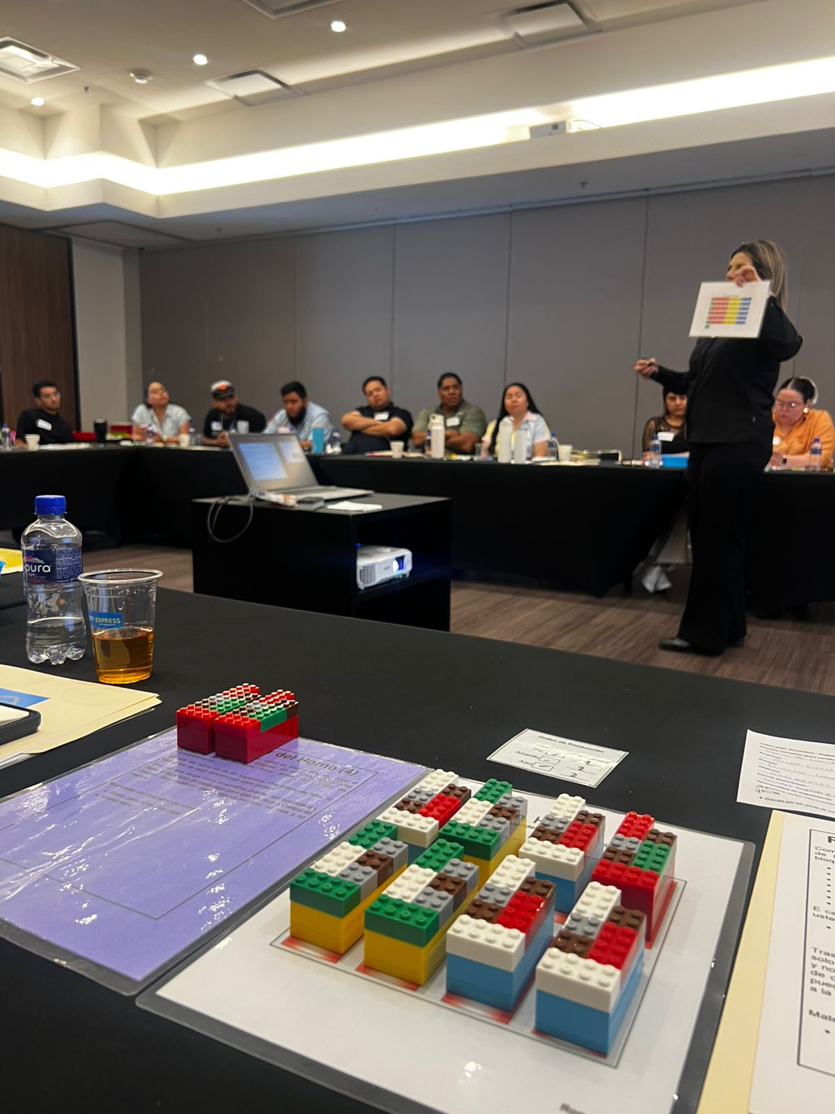 Simulación de producción construida con bloques de colores